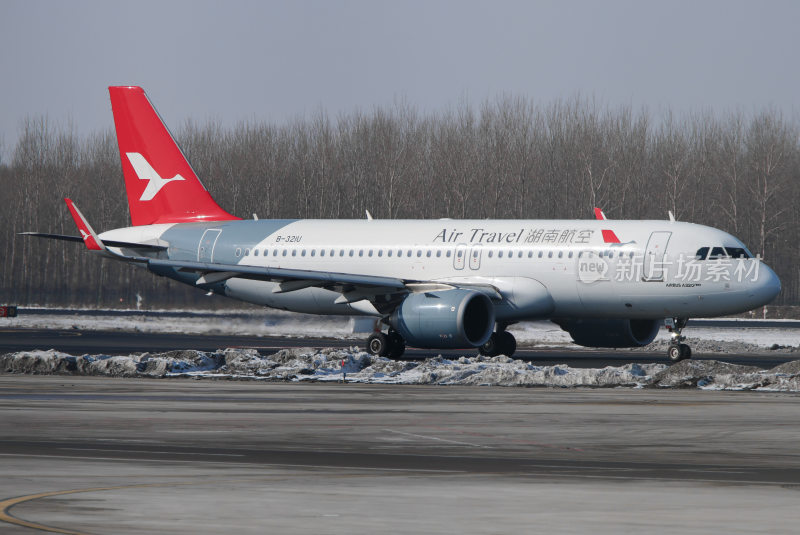 湖南航空飞机停在机场跑道