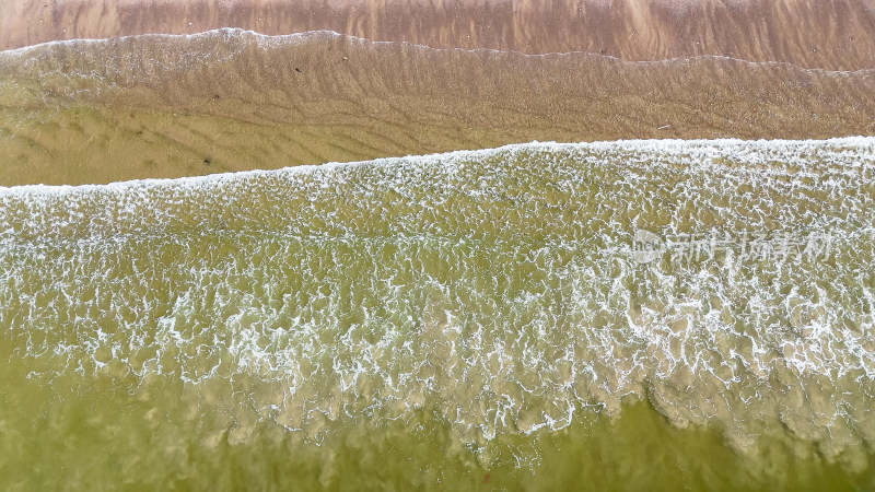 航拍海浪拍打沙滩大海海洋风景