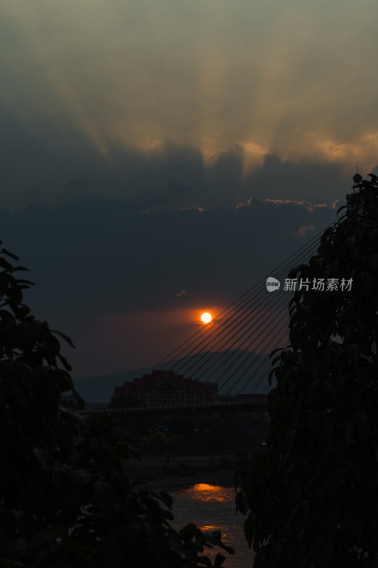 夕阳西下的天空云彩