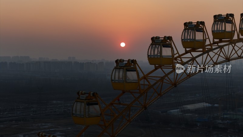 宁夏银川夕阳下的摩天轮城市景观