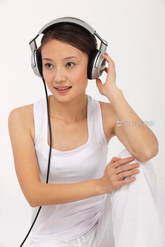 年轻女人听音乐