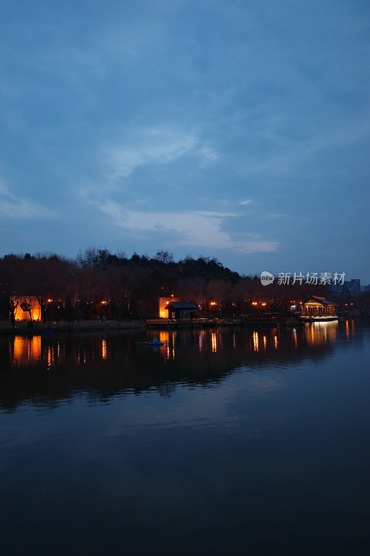 西安曲江池中式建筑夜景特写