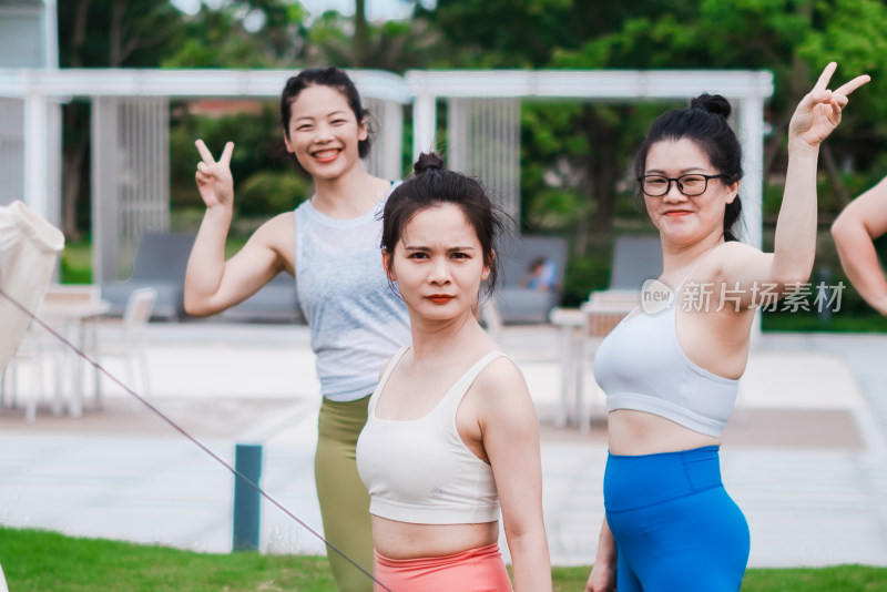 三个亚洲女性开心的在户外为瑜伽做准备