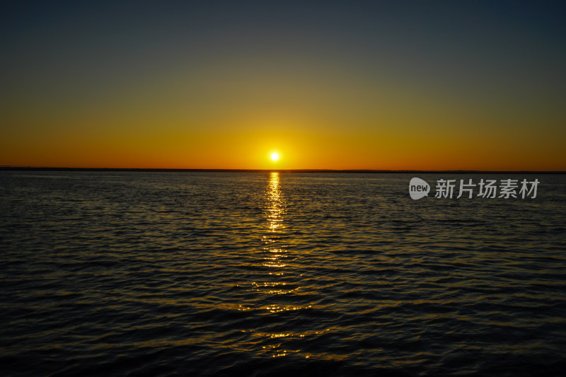 内蒙古额济纳，居延海的日出