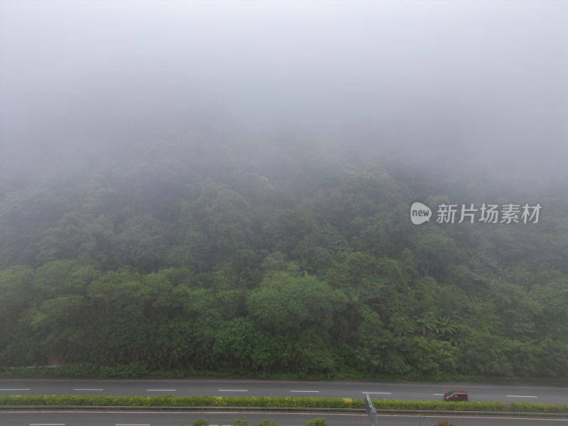 航拍晨雾中的山间公路