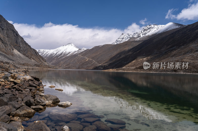 西藏山南洛扎秘境库拉岗日雪山湖泊壮丽景色