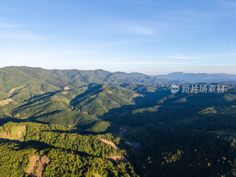 航拍蓝天白云下山峦叠翠的自然风光