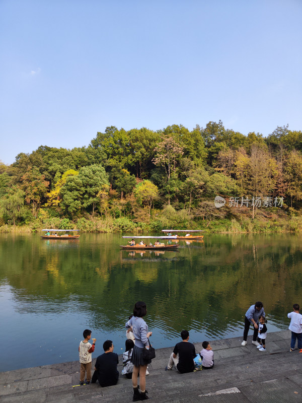 浴鹄湾湖畔游人休憩赏景