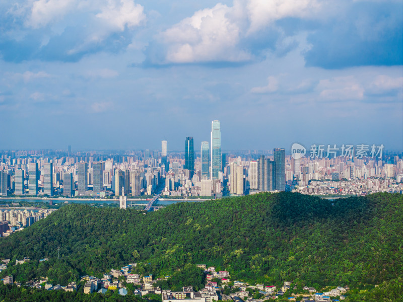 俯瞰有山有水的长沙城市风光全景