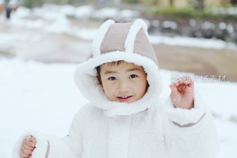 雪地里的可爱宝宝肖像