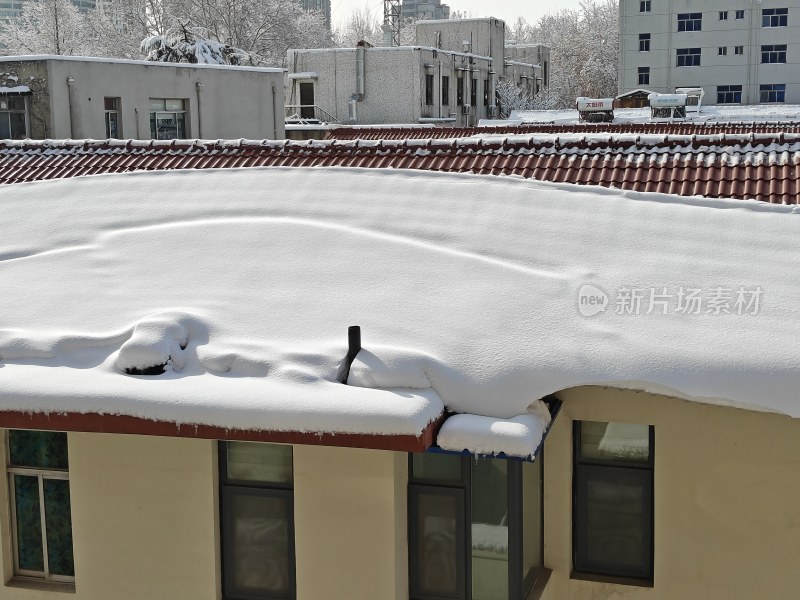 白雪覆盖的屋顶