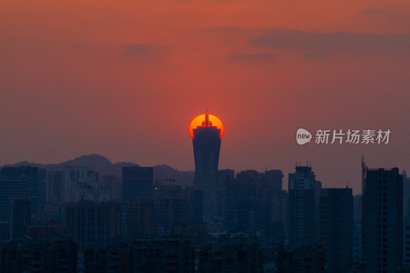 城市夕阳下高楼剪影的壮丽景象