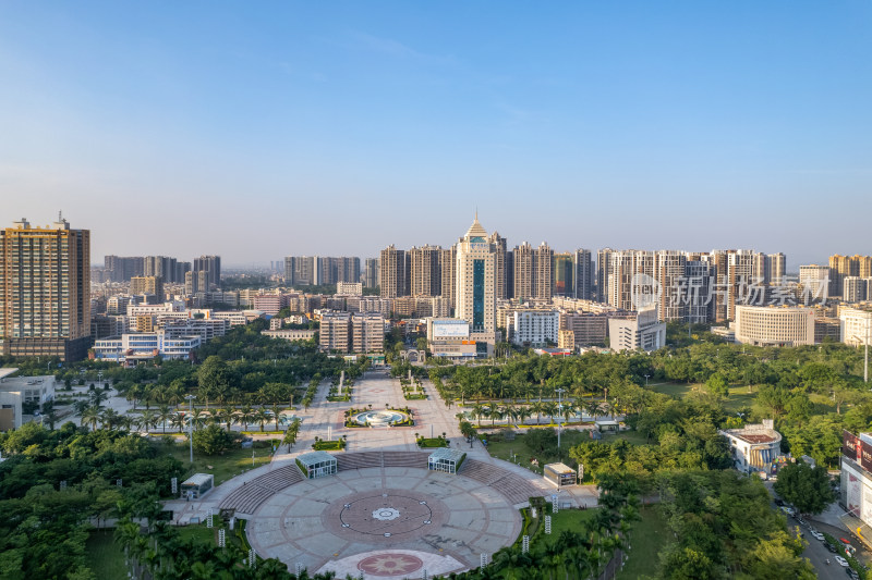 城市中绿树成荫高楼林立的航拍景象