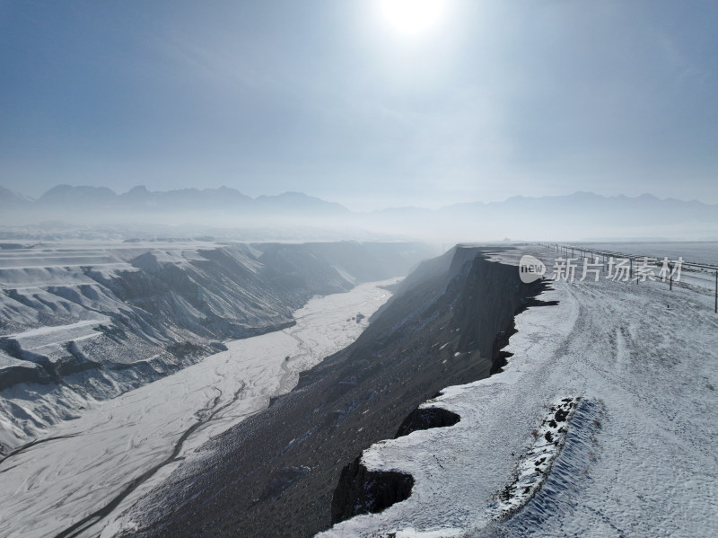 航拍新疆冬季安集海大峡谷雪景雪山山脉河流