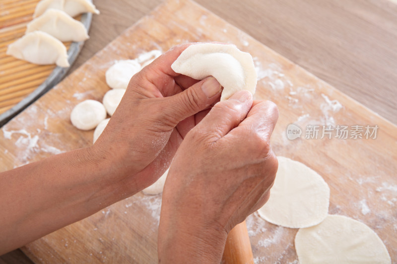 传统节日前中国人在厨房内包饺子