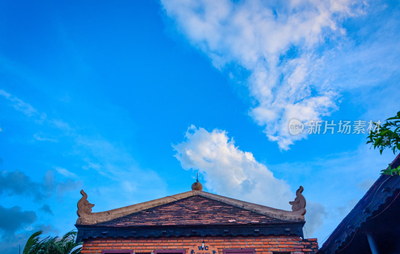 越南芽庄五指岩传统建筑屋顶与蓝天白云
