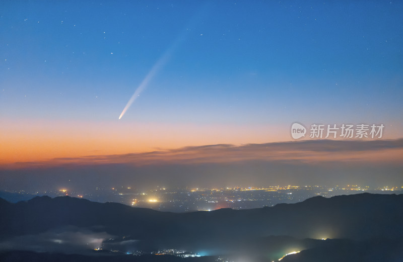 来宾双髻山晨光中的紫金山-阿特拉斯彗星