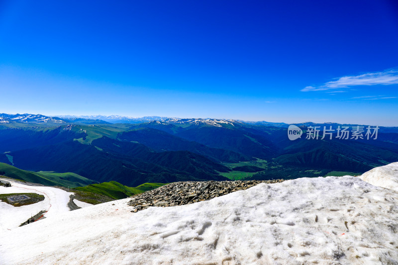 夏季新疆禾木吉克普林滑雪场云霄峰缆车