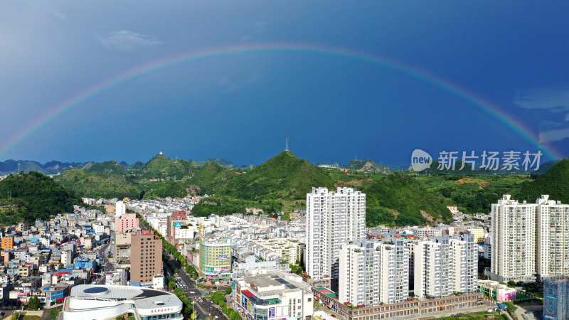 雨后彩虹与城市风光