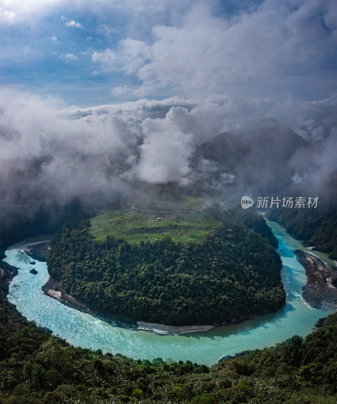 云雾缭绕的河流与山峦景观