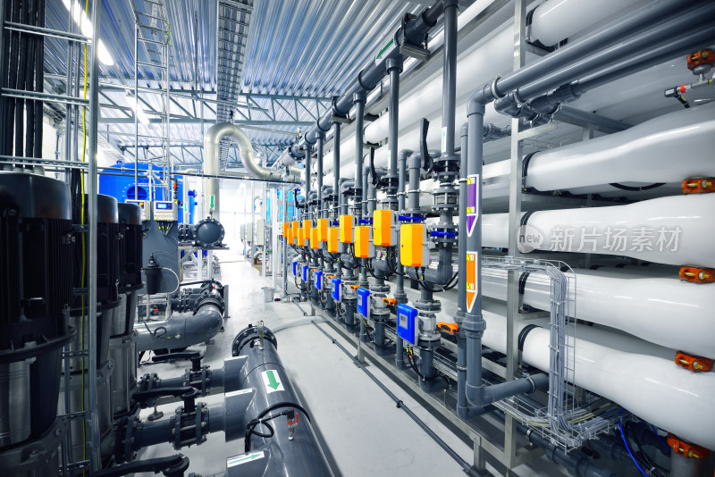 工业厂房内管道设备场景