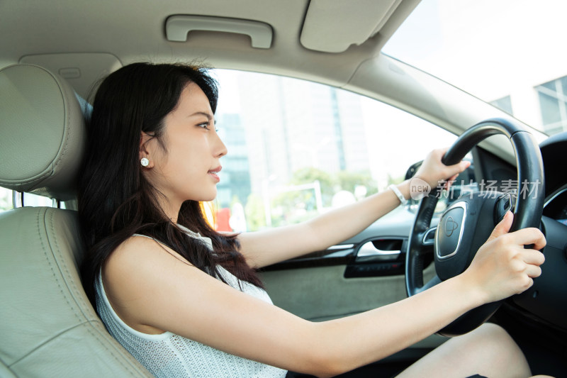 生气的青年女人开车