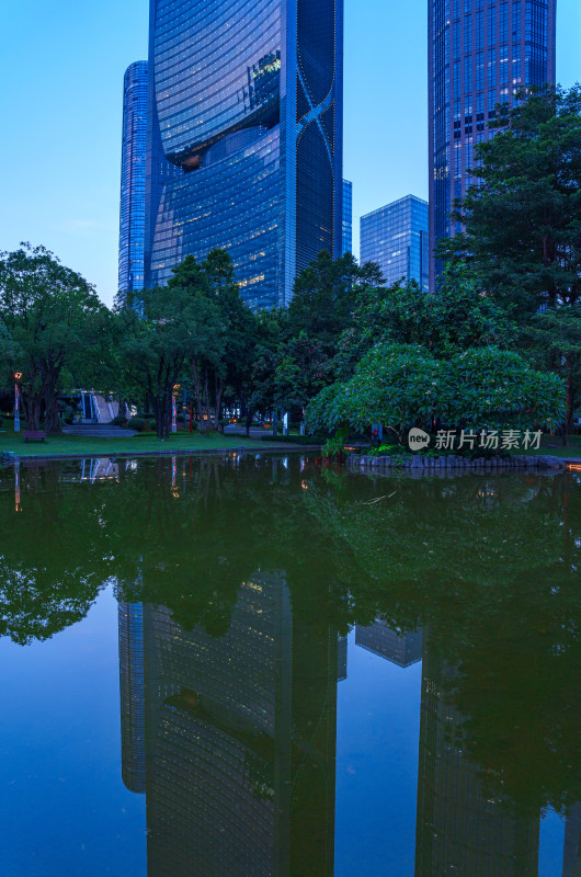 广州珠江新城花城广场公园湖泊与城市建筑