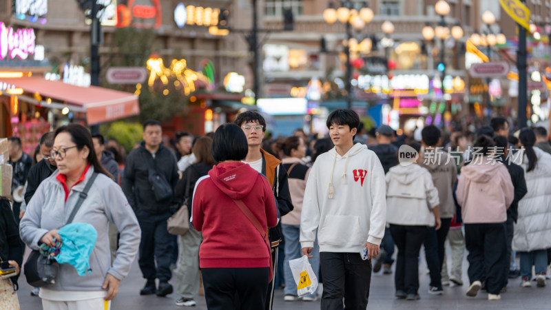 中秋节假期在中国新疆国际大巴扎游玩的游客