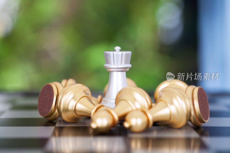 一堆金色兵棋子围绕的银色車棋子