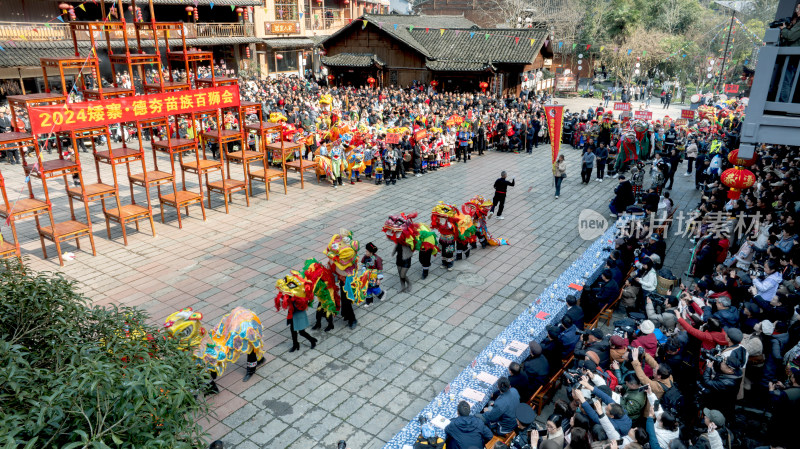 湖南湘西吉首市德夯苗寨春节新年舞狮航拍