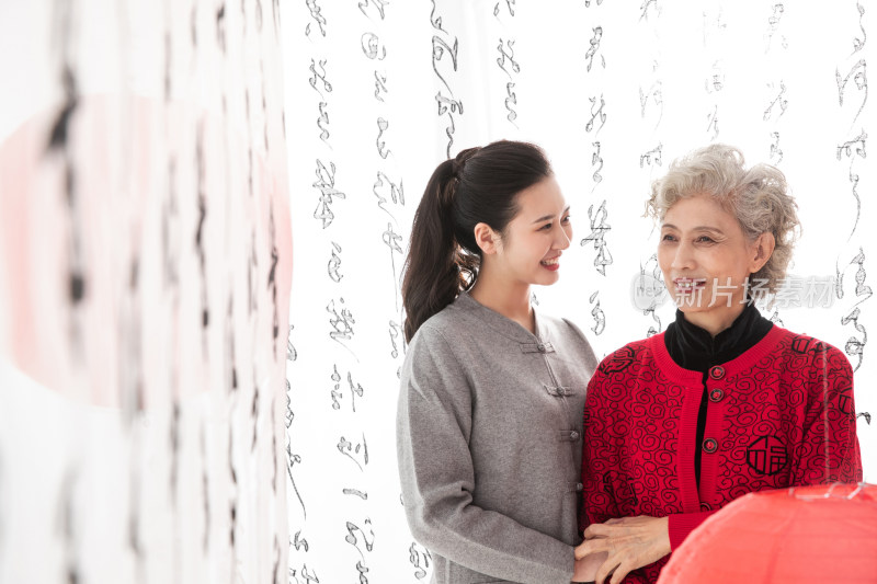 幸福母女庆祝新年