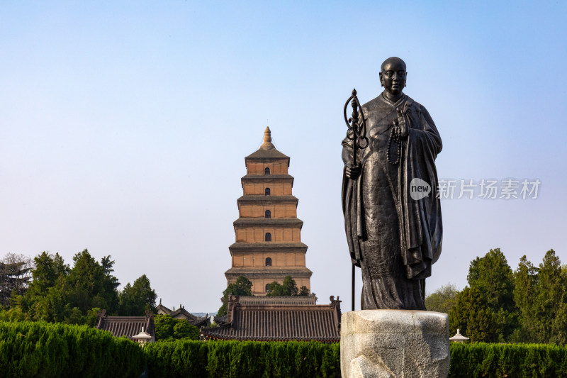 古老的大雁塔与玄奘雕像同框