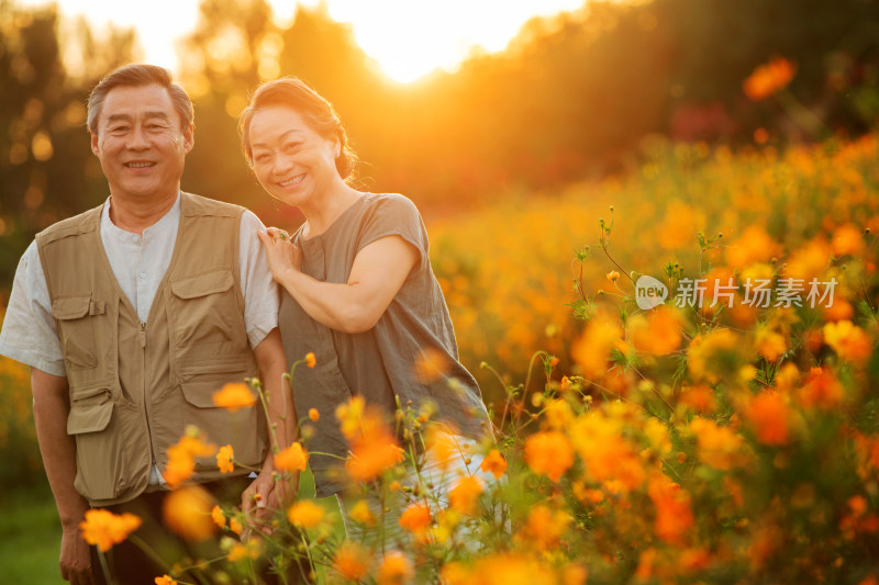 花丛中幸福的老年夫妇