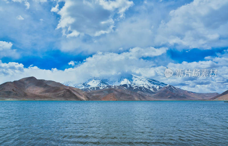 新疆克州喀拉库勒湖慕士塔格峰湖泊雪山风光