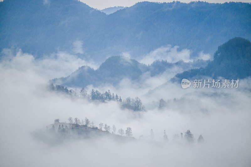 重庆酉阳：雾气中的山村田园