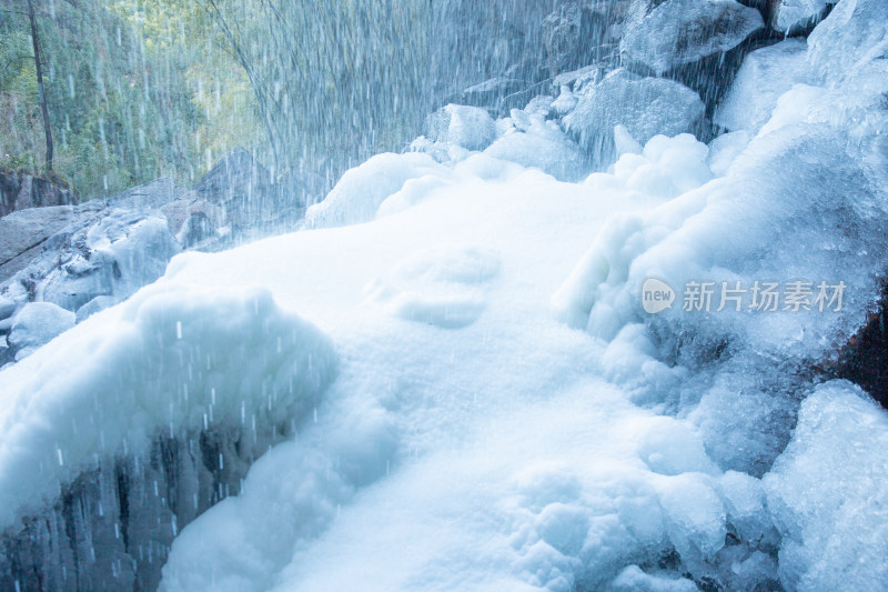 天气降温严重丽水一处景区出现的冰冻景观