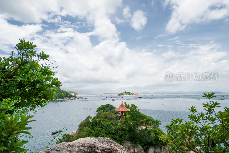 绿树环绕水边亭子的自然风景