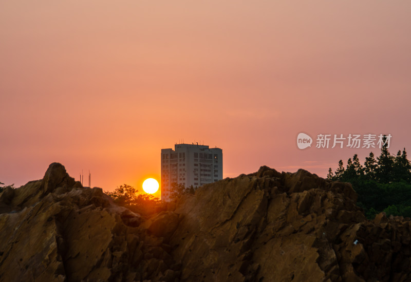 青岛太平角公园，夕阳下的城市高楼剪影