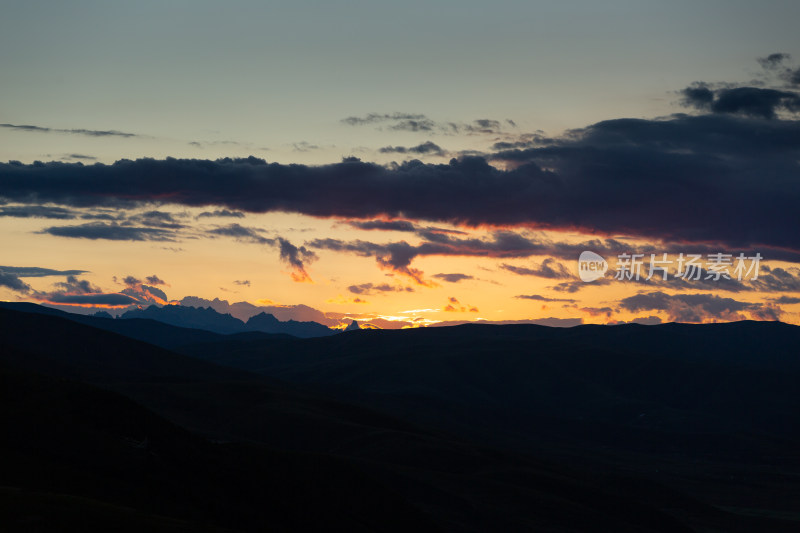 阿坝山脉日落晚霞