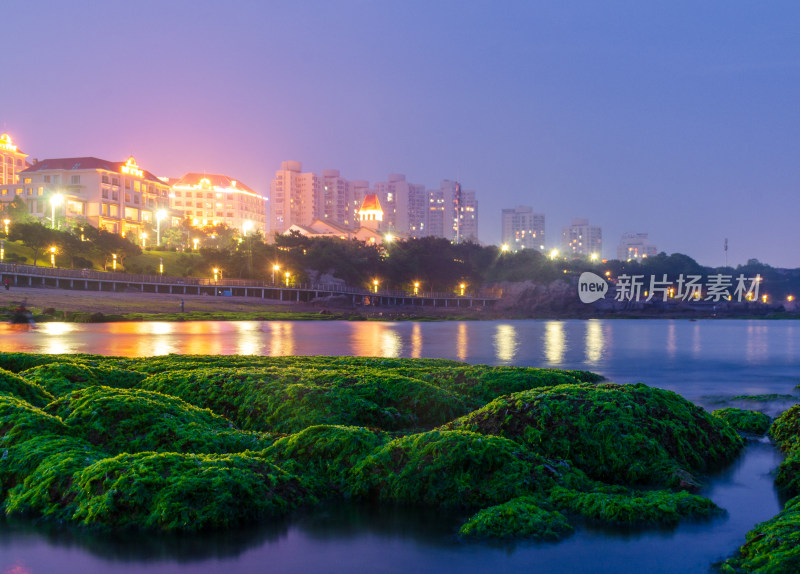 青岛海滨度假区的夜景