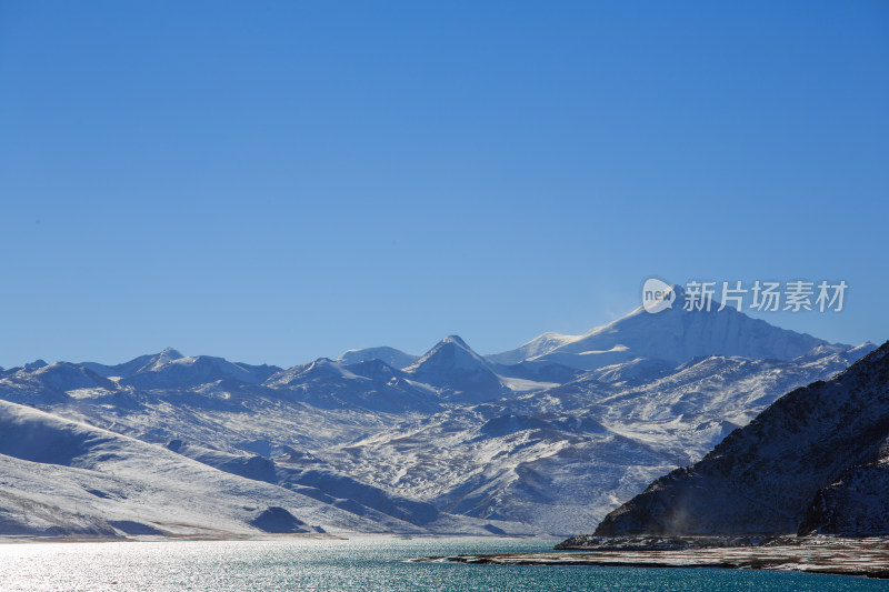 中国西藏羊卓雍措湖羊湖冬季雪景