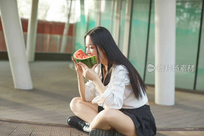 初夏户外公园吃西瓜的可爱少女