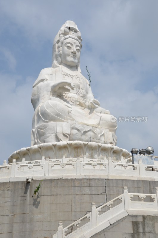 广东东莞：隐贤山庄汉白玉观音坐像