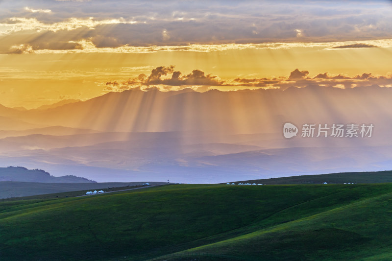 夕阳下的喀拉峻草原