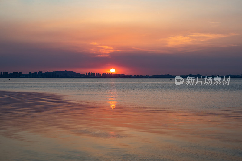 山东烟台金沙滩景区海上日落晚霞景观