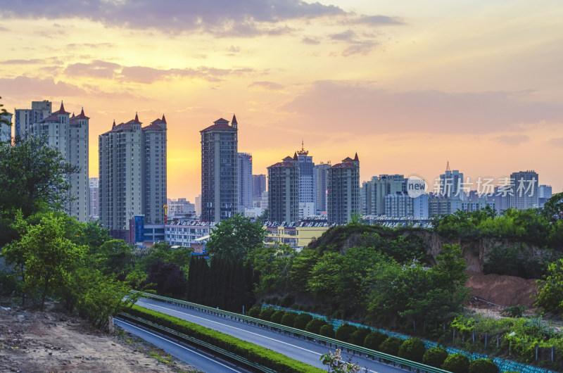 陕西渭南，连霍高速旁夕阳下的城市风光