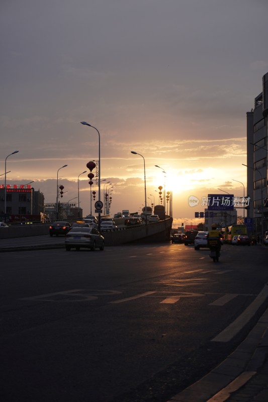 城市道路夕阳下的车流景象