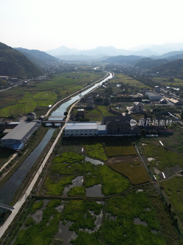 航拍乡村青山河流稻田风光