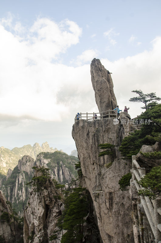 黄山松崖绝壁 险峻山峦 绝壁上的观景台