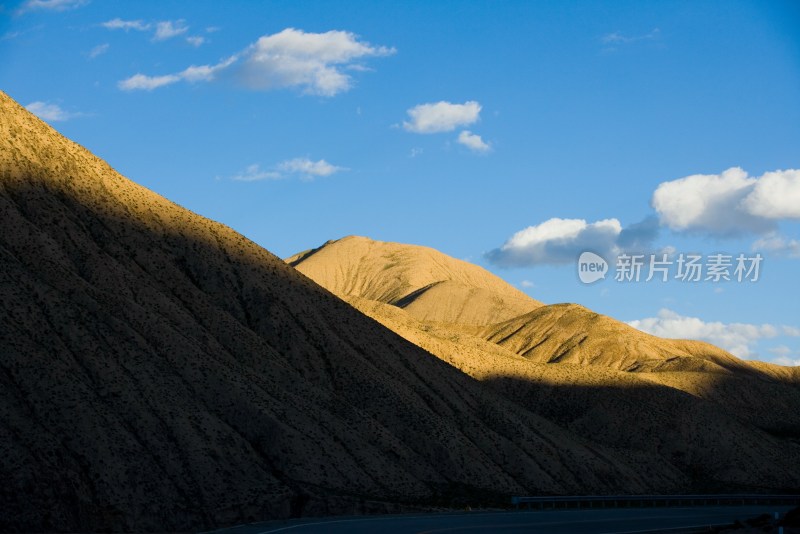 高原地带的山和河